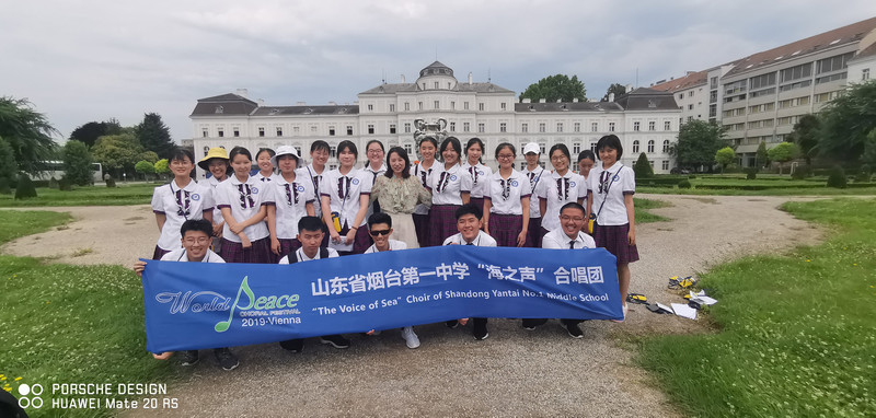 20190728奥加敦宫殿外合影01.jpg